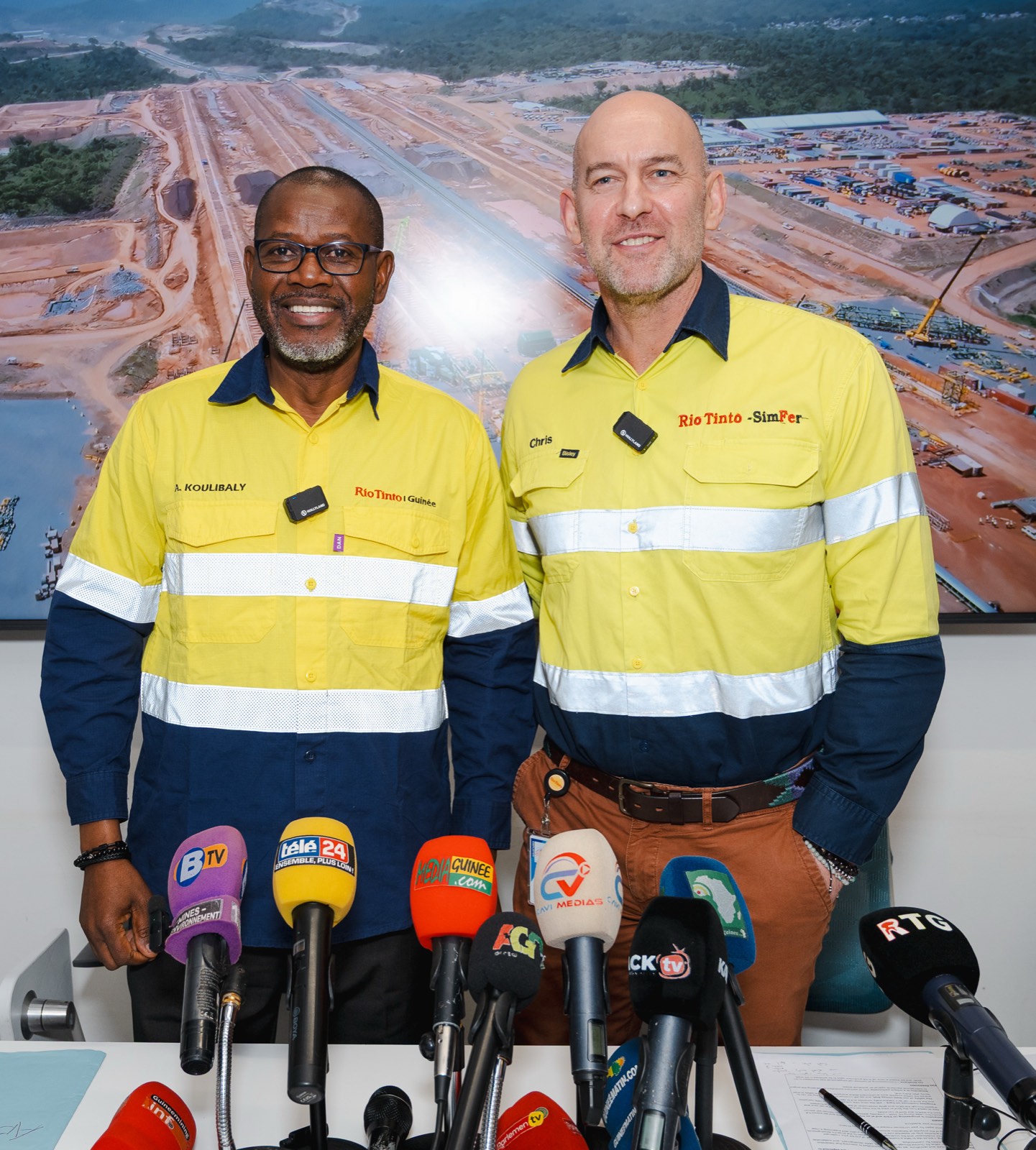 Aboubacar Koulibaly, directeur général de Rio Tinto Guinée, et Chris Aitchison, directeur général de SimFer, lors de la conférence de presse sur l'avancement du projet Simandou au deuxième trimestre 2026.