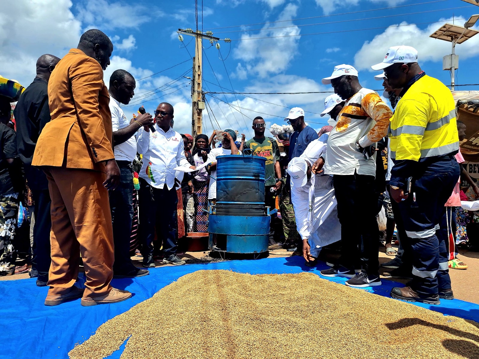 Démonstration de battage du riz à la Foire agricole de Beyla