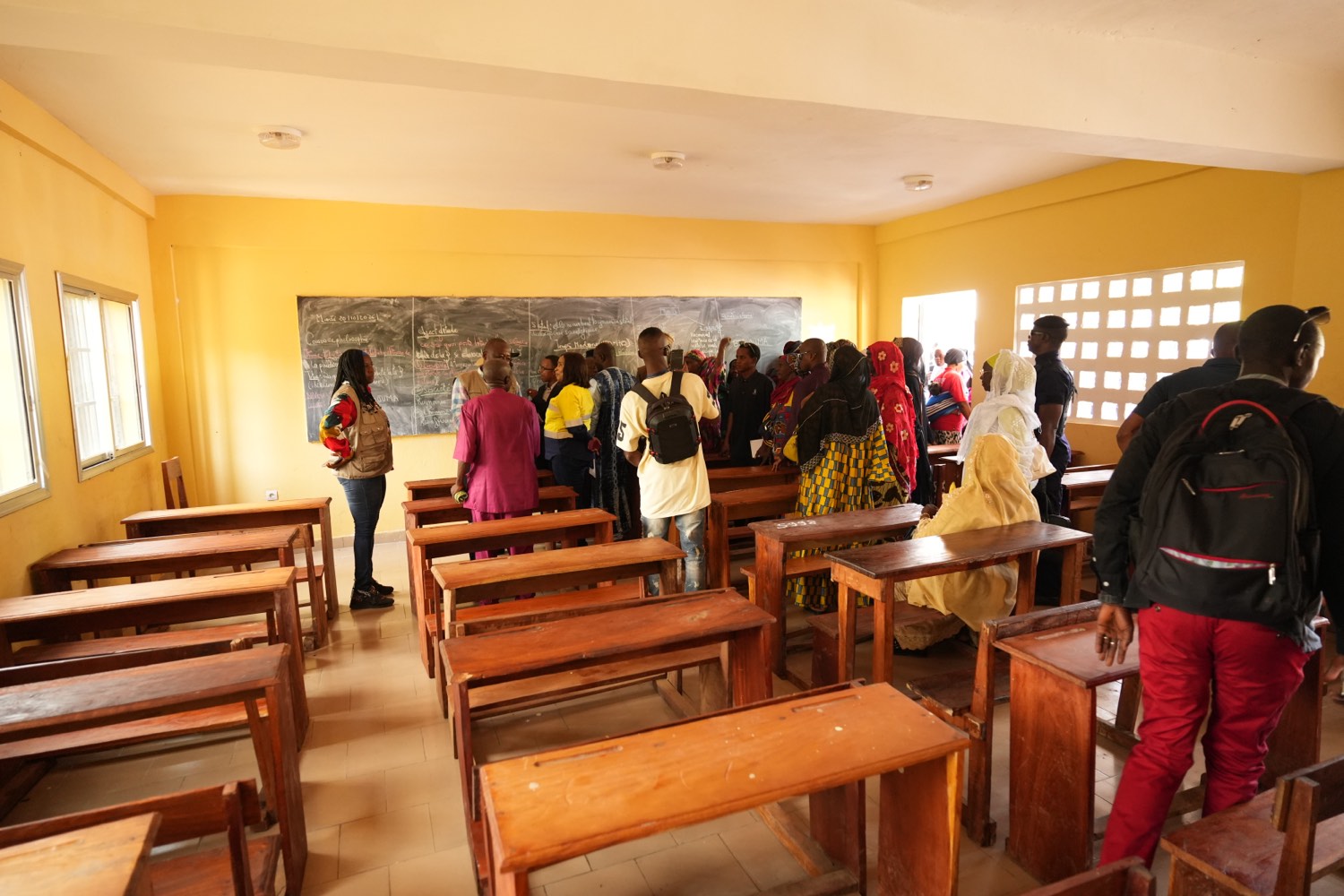 Visite d’une salle de classe du lycée de Beyla